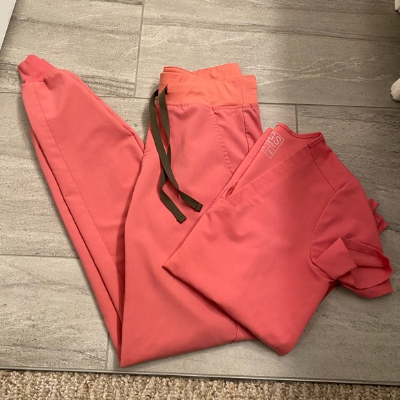 Figs Other - Rare Discontinued Pink Figs Scrub Top & Bottom Set